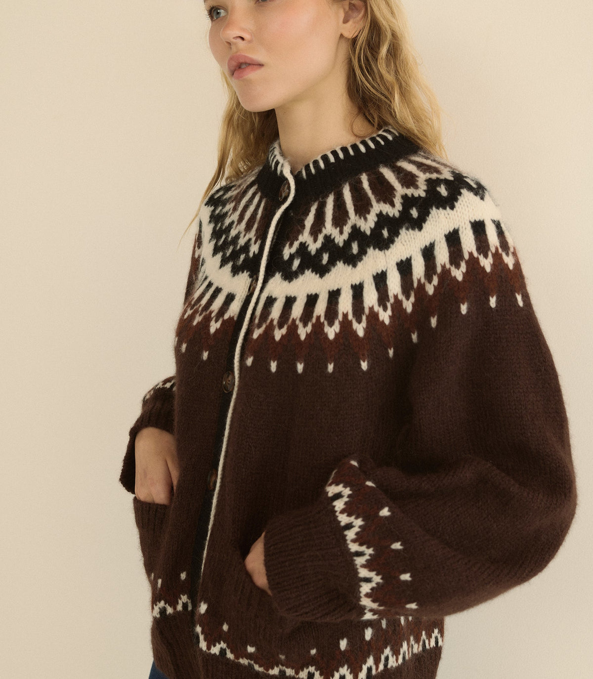 Hue Cardigan in Brun Aberdeen Fair Isle - view 6